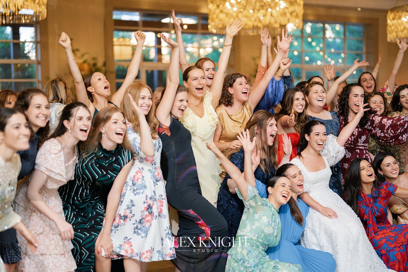 Aline with her friends, arms up on the dance floor