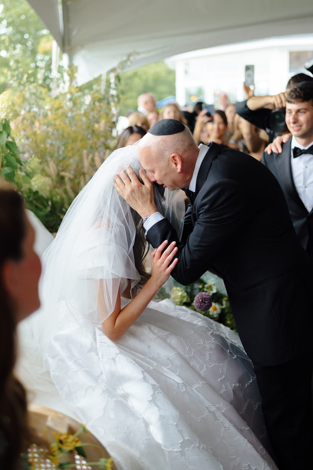 Allie's father kisses her forehead at the bedeken