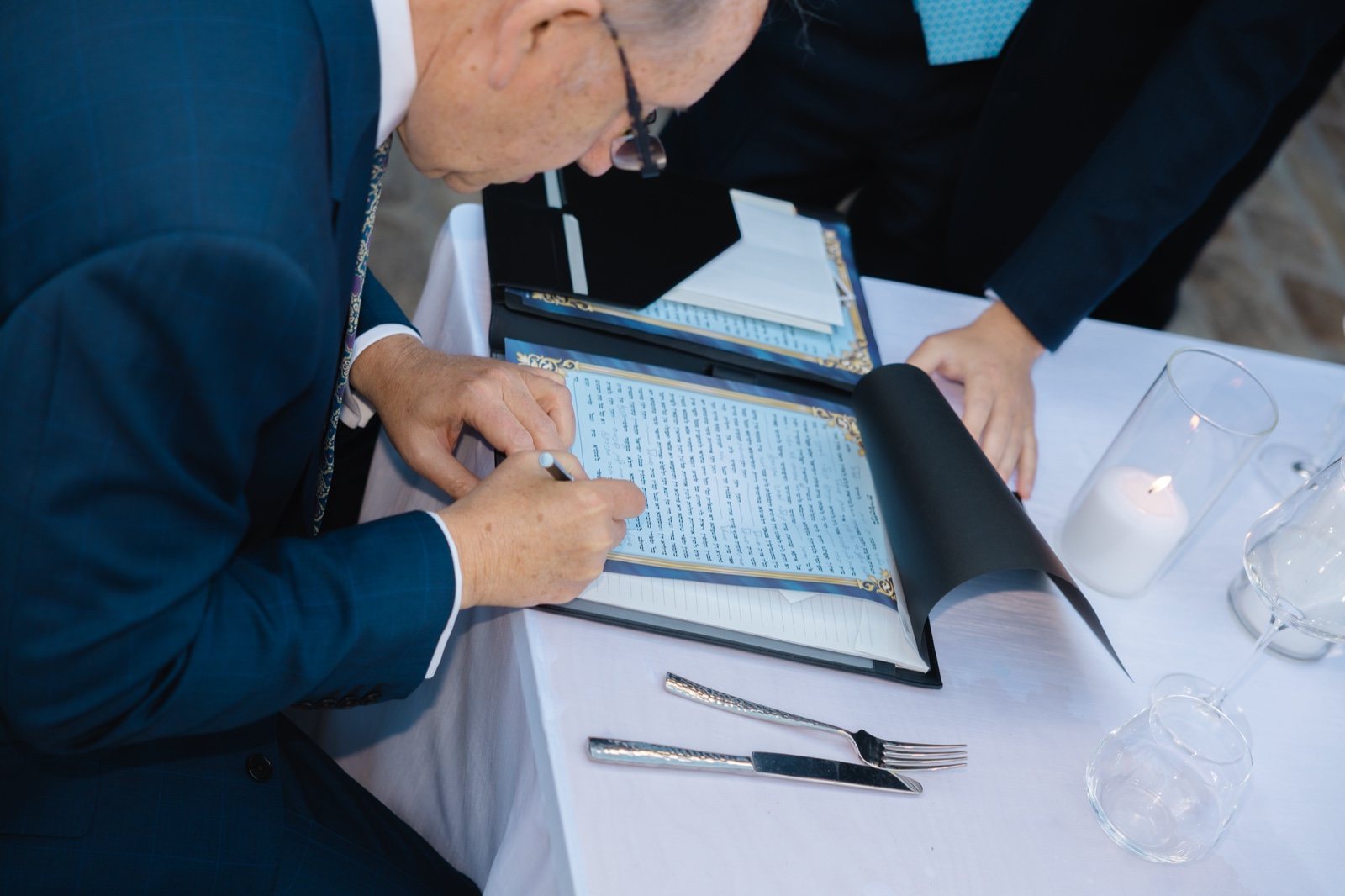 Signing the ketubah