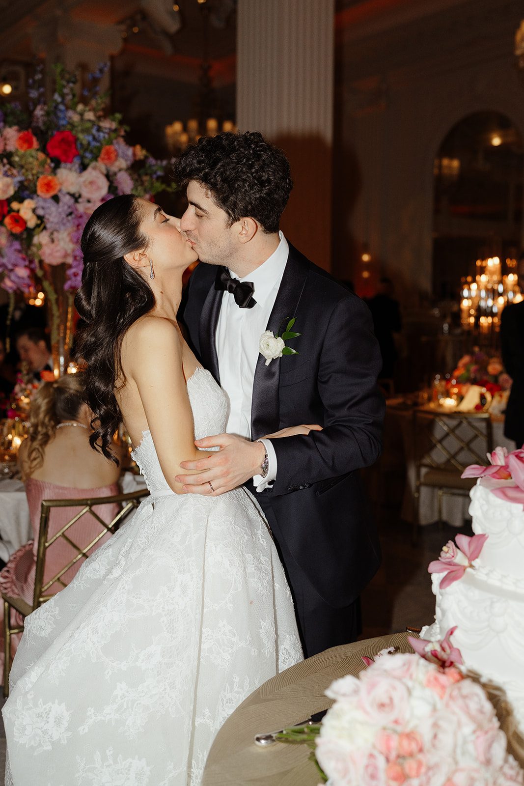 A kiss at the cake table