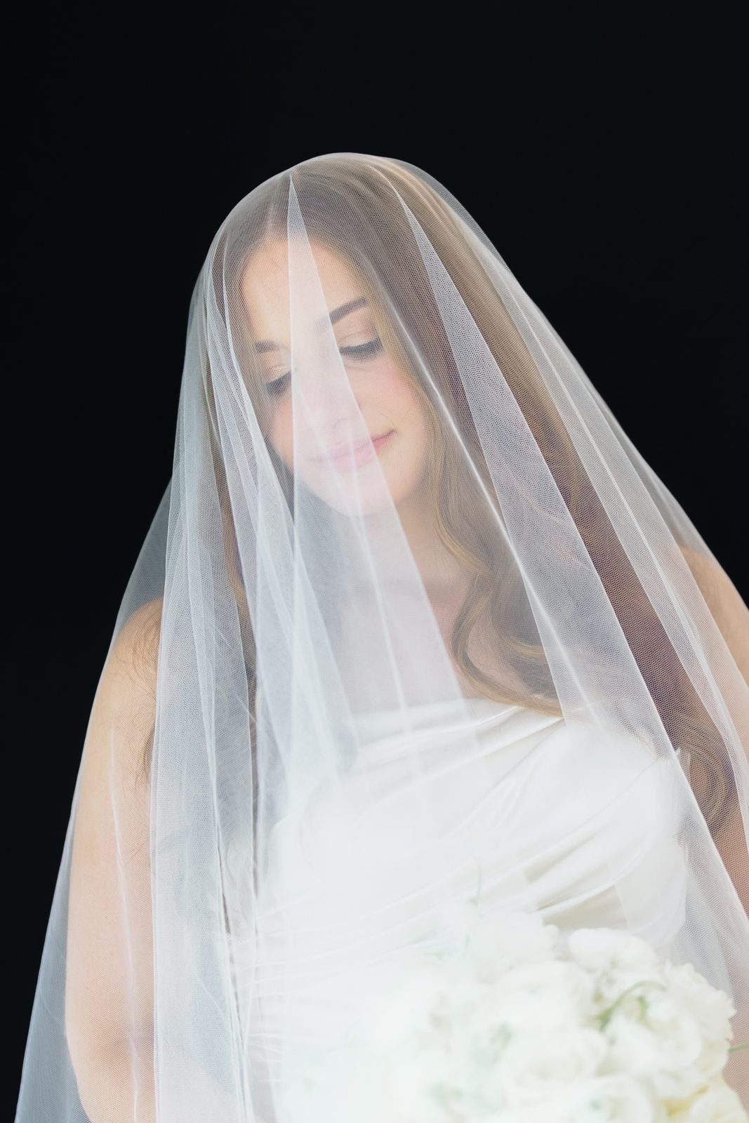 Maayan beneath her veil before the bedeken