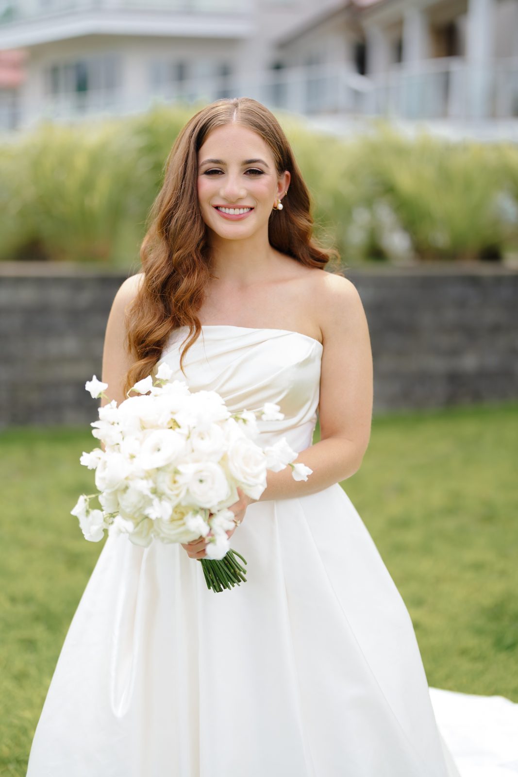 Maayan with her all-white bouquet at Greentree Country Club