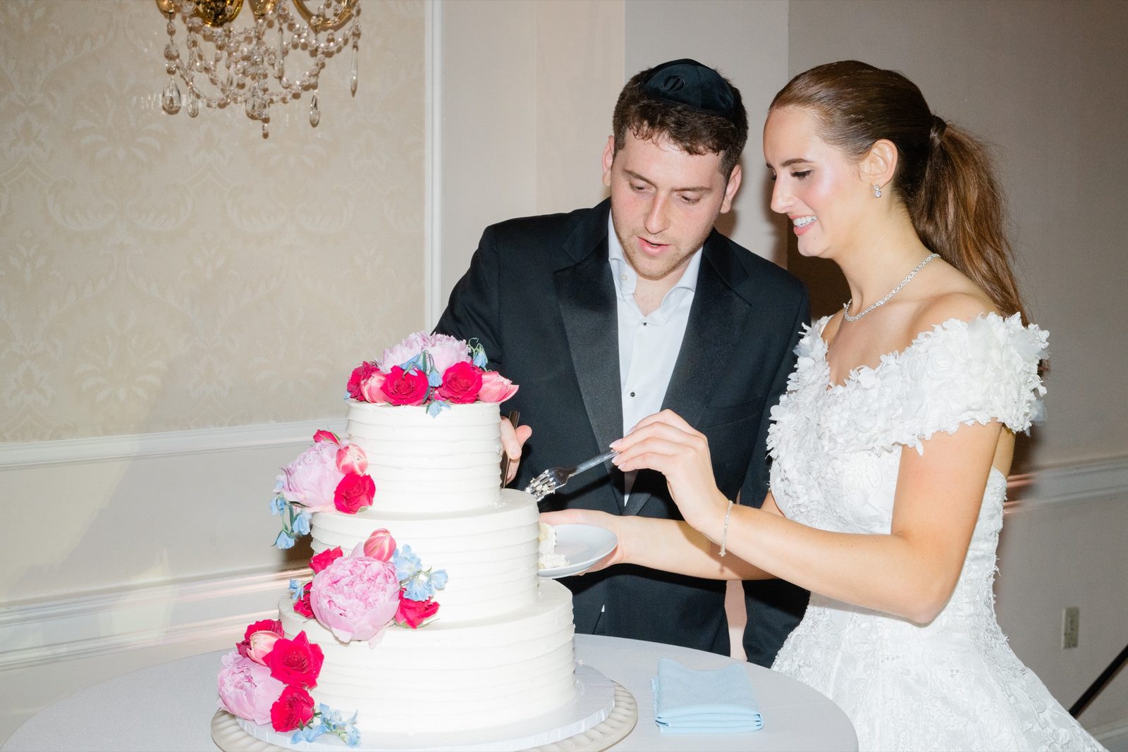 Olivia and Jeremy cutting the cake