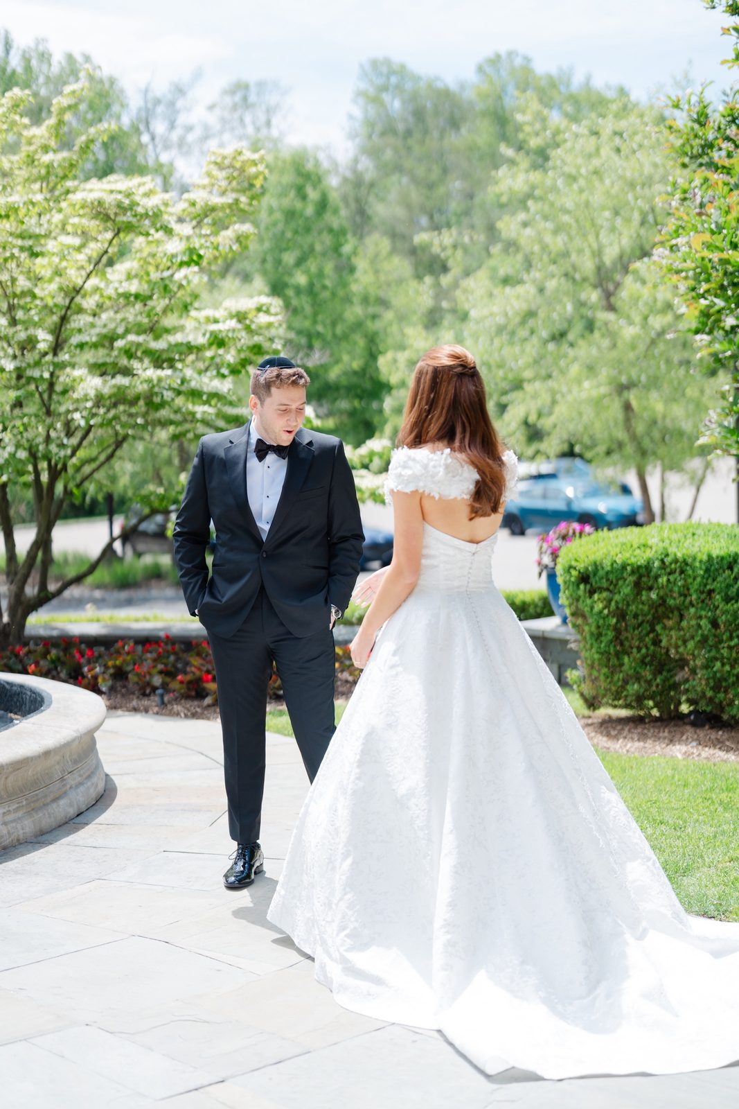 Olivia and Jeremy’s first look in the gardens of the Hilton Pearl River