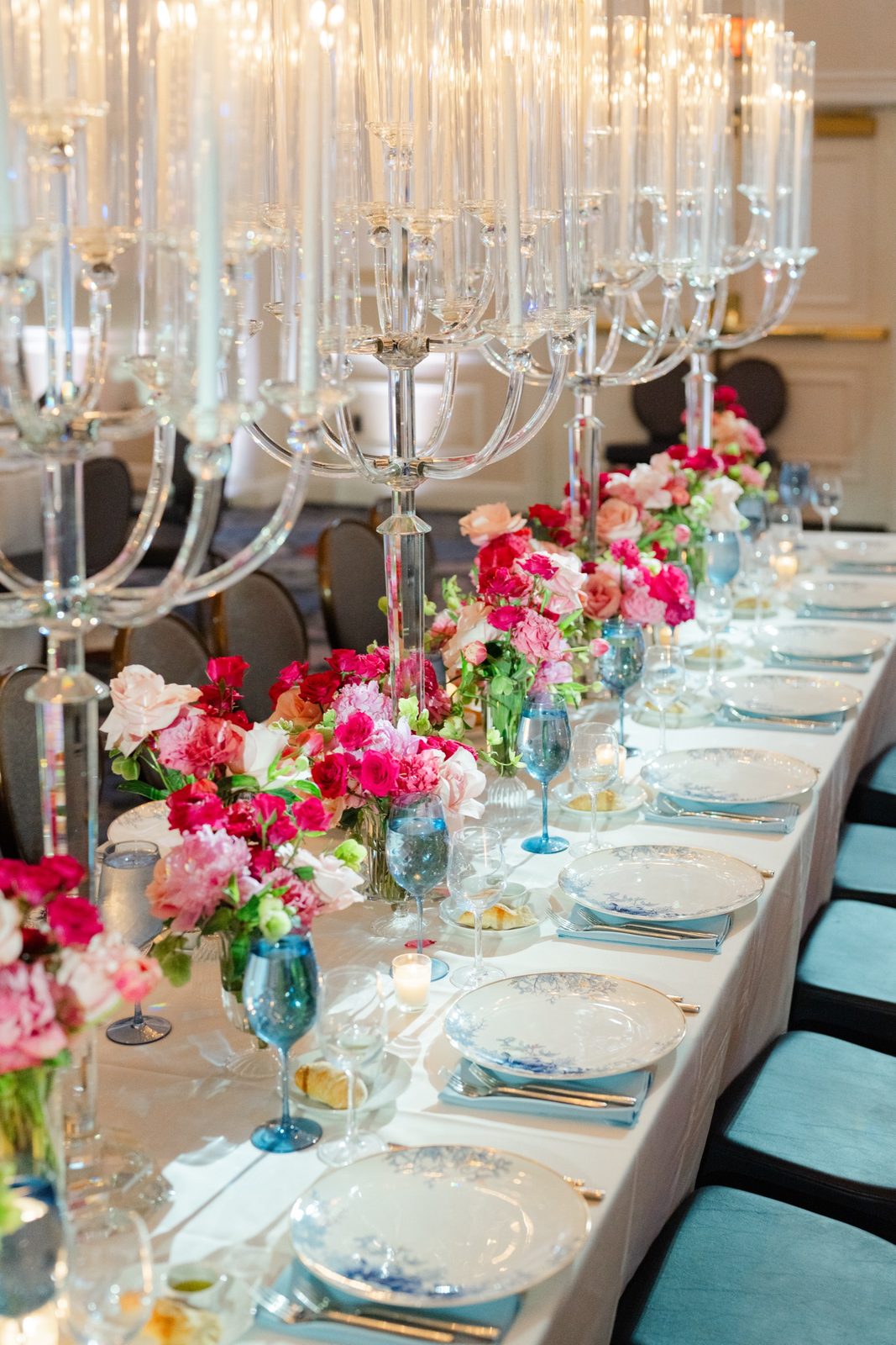 A long table dressed in roses under crystal