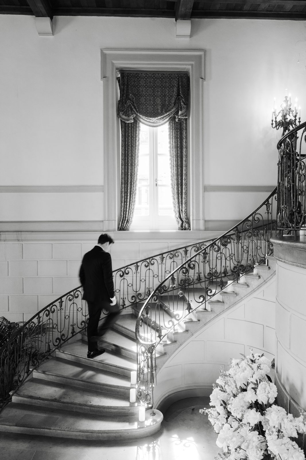 Rachel on the grand staircase at Oheka Castle, in black and white