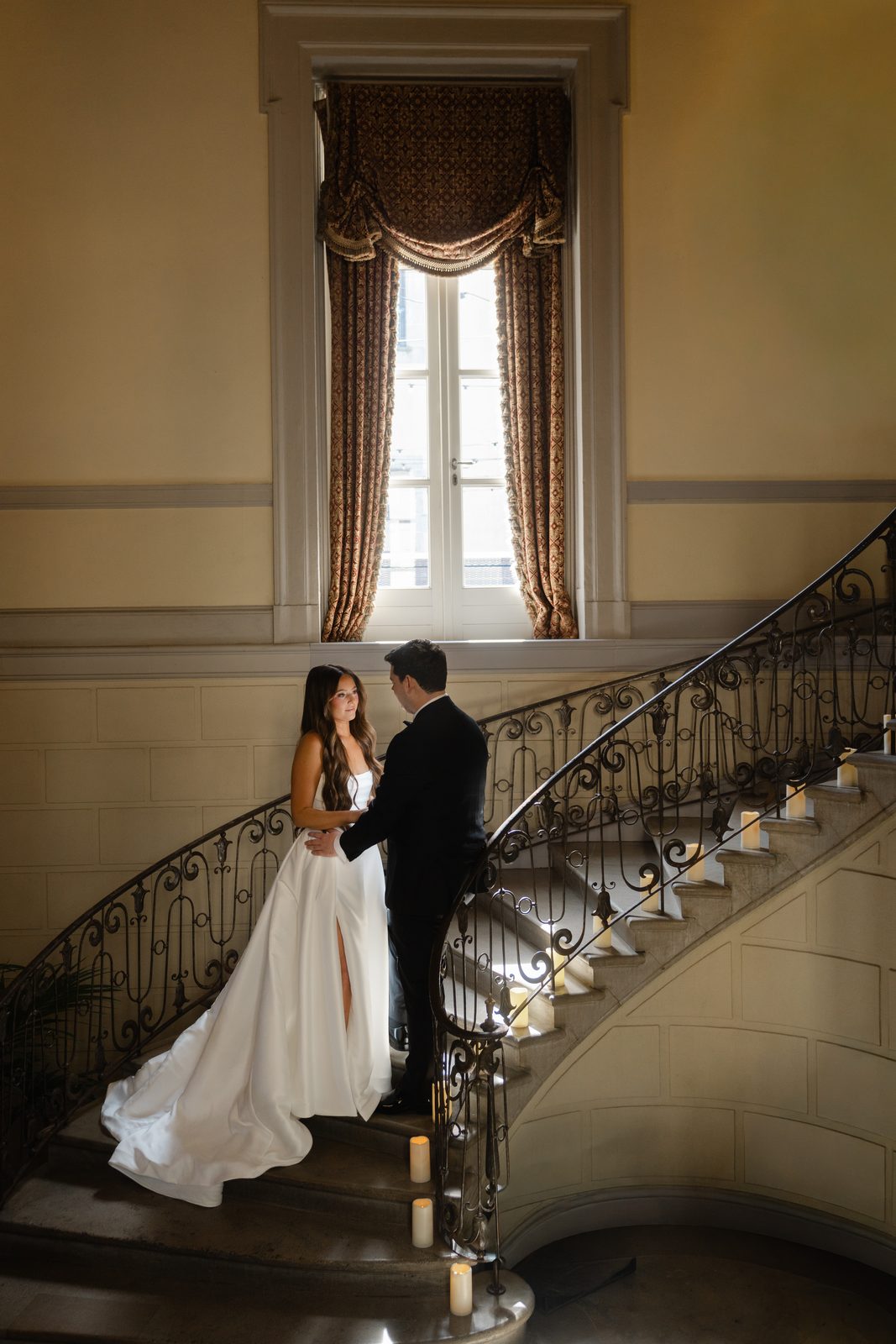 Rachel on the curved grand staircase at Oheka Castle