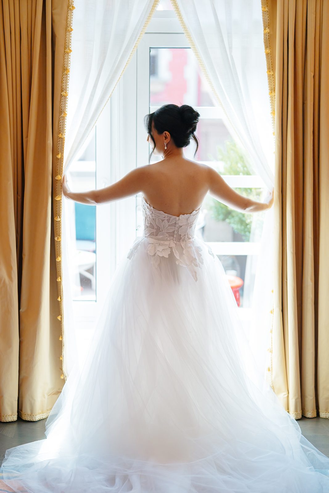 Getting ready at The Fifth Avenue Hotel before a Le Jardin sur Madison wedding