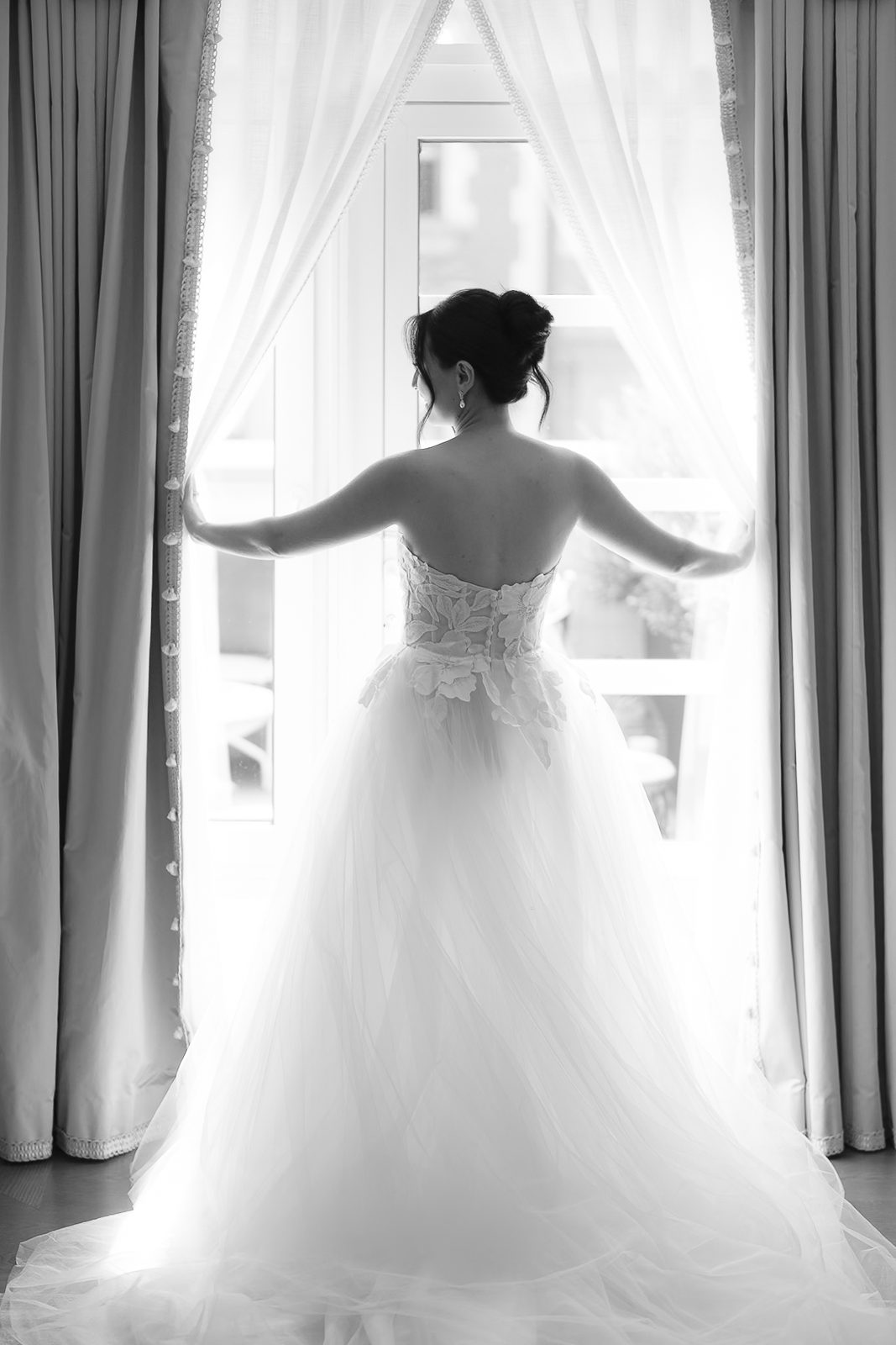 Getting ready at The Fifth Avenue Hotel before a Le Jardin sur Madison wedding
