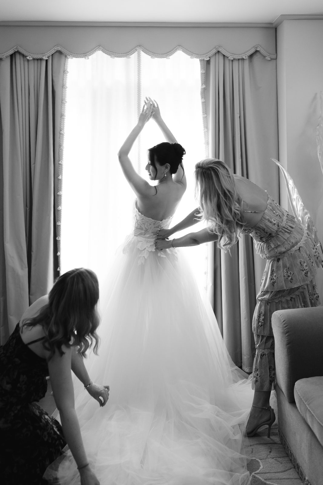 Getting ready at The Fifth Avenue Hotel before a Le Jardin sur Madison wedding